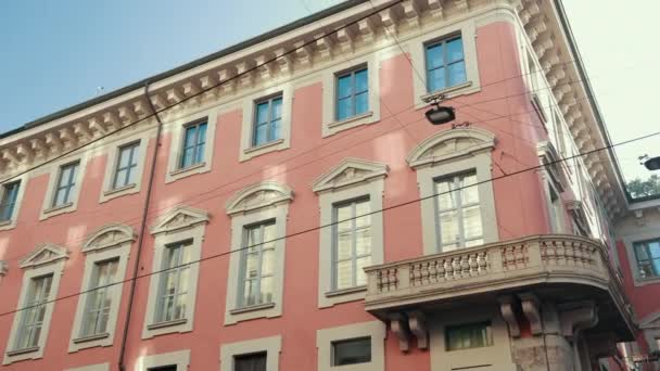 Egy régi olasz ház világos narancs színű erkéllyel, gyönyörű kék ég — Stock videók
