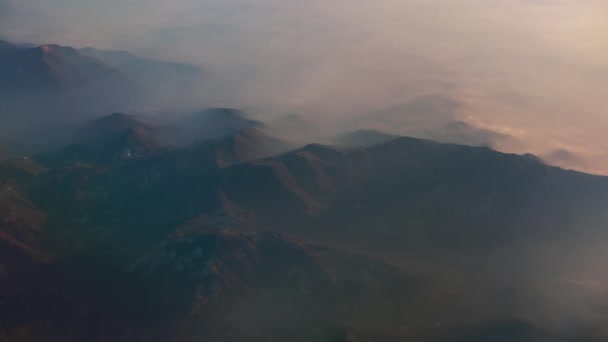 Пташиний погляд на Альпи. Снігові вершини та ранковий туман.. — стокове відео