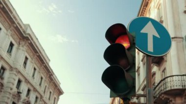 Trafik lambası bozuk ve sarı ışık yanmıyor. Kırmızı yeşile geçer