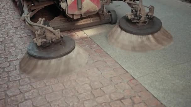 Mesin pembersih Kuas Pavement bersih, Puing-puing pinggir jalan, Kotoran, Debu yang Bergejolak — Stok Video