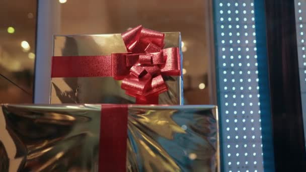 Κουτιά δώρων από χρυσό χρώμα με κόκκινη κορδέλα περιμένουν τον ιδιοκτήτη, συσκευασμένο έκπληξη — Αρχείο Βίντεο