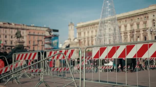 Bariera de trafic Dungi albe roșii, gard artificial pentru a restricționa mișcarea — Videoclip de stoc