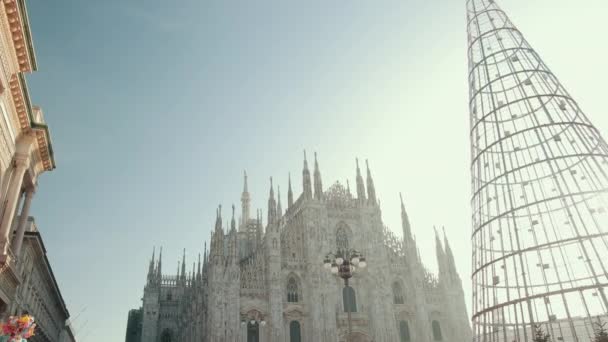 İtalya, Milano 'daki Duomo Katedrali Metal bir Noel Ağacı' nın yanında.. — Stok video