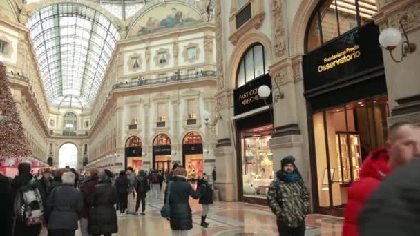 Shopping in the world-famous Italian gallery in Milan. Many people — Stock Video