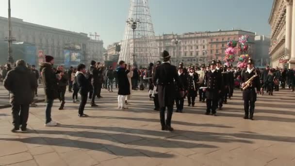 Parade von Polizisten, die Blasinstrumente und Trommeln spielen. — Stockvideo