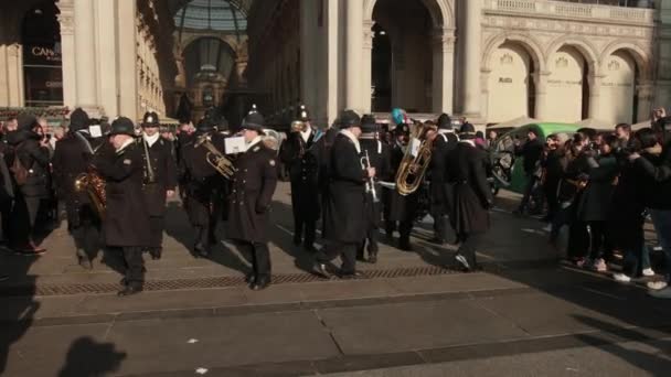 Parade von Polizisten, die Blasinstrumente und Trommeln spielen. — Stockvideo