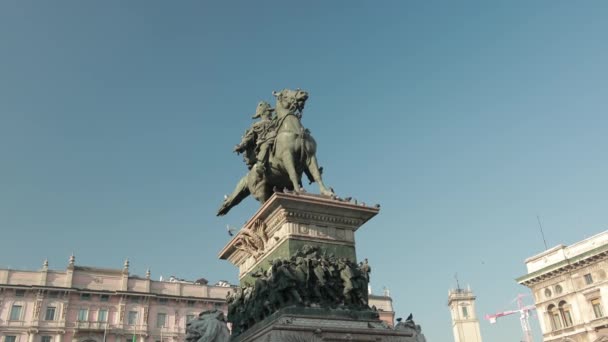 Staty Di Vittorio Emanuele Ii Cavallo I Piazza Del Duomo Milano. — Stockvideo