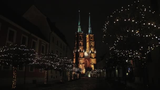 Catedral de San Juan Bautista en Wroclaw. Vídeo nocturno de disparos . — Vídeos de Stock