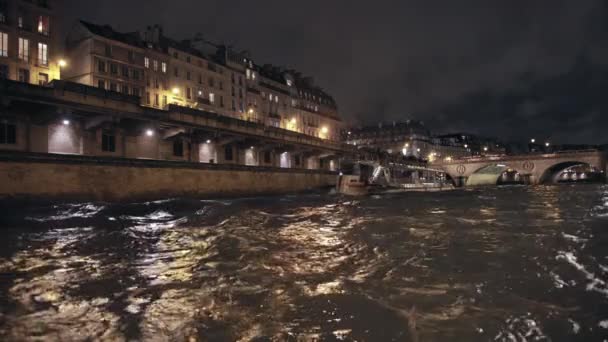 Stadspassagiersschip drijft 's nachts voorbij de rivier de stad. — Stockvideo