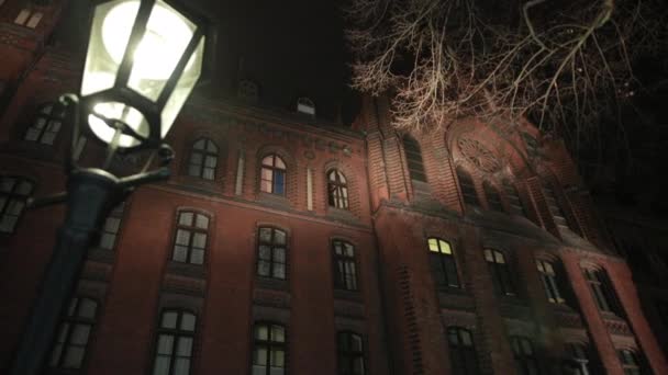 Red Brick Building est mis en évidence dans la ville américaine. Métropole nocturne . — Video