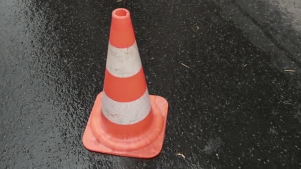 Koyu asfaltta turuncu trafik konileri sıraya dizilmişti. İletişim Kapağını Aç. — Stok video