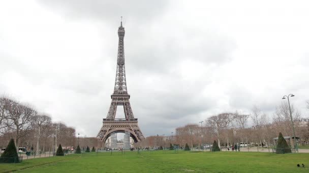 A híres francia fém Eiffel-torony Párizsban. A szerelem európai romantikus szimbóluma. — Stock videók