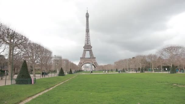 A híres francia fém Eiffel-torony Párizsban. A szerelem európai romantikus szimbóluma. — Stock videók