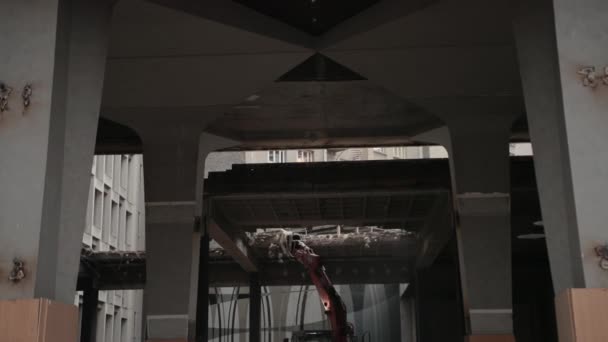 Destruindo casa de concreto antigo usando braço mecânico Bulldozer canteiro de obras . — Vídeo de Stock