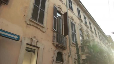 Eski İtalyan şehri Milan 'ın güzel pencereleri olan eski evleri.