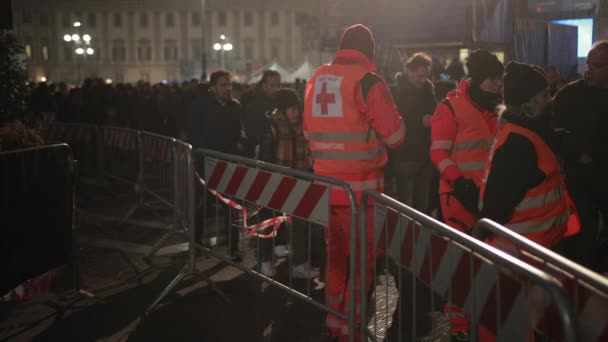 Menschenmenge kehrt nach Konzertende nach Hause zurück, vor den Rettern — Stockvideo