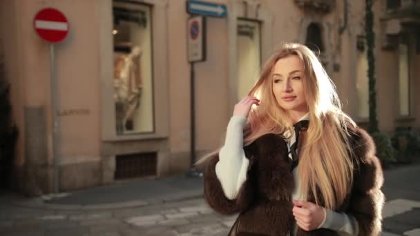 Donna posa seducente per la fotocamera nella bella città italiana europea Milano . — Video Stock