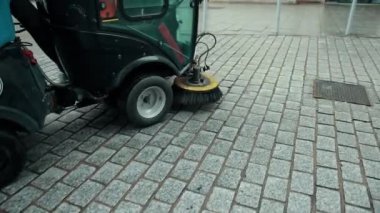 Temizlik, çamaşır taşları için bir süpürge sokağın aşağısına gidiyor. Yavaş Hareket.