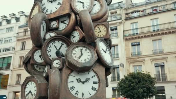 L Heure De Tous Monument, Art Sculpture Made Uhren Bahnhof Saint-Lazare — Stockvideo