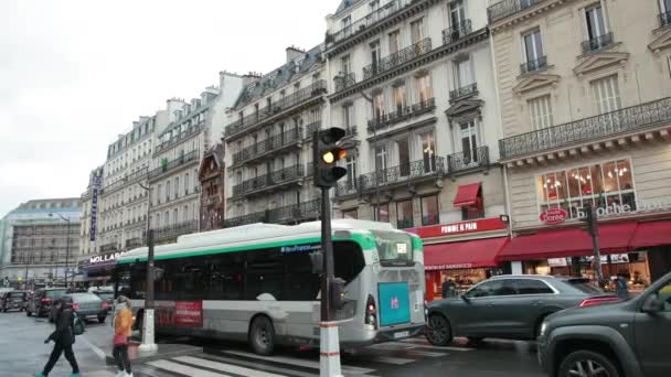 Beaucoup de voitures et de bus sur la route. Le feu devient rouge, les véhicules s'arrêtent — Video