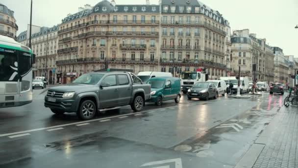 Velká auta a vozidla jsou v dopravní zácpě. Čekání na to, kdy mohou odejít — Stock video