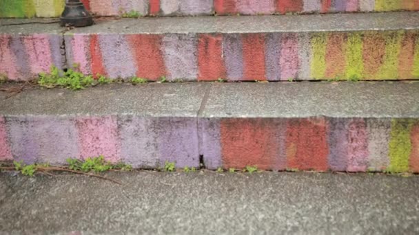 Escaleras de colores, colores del arco iris. Decoración creativa para atraer turistas — Vídeo de stock