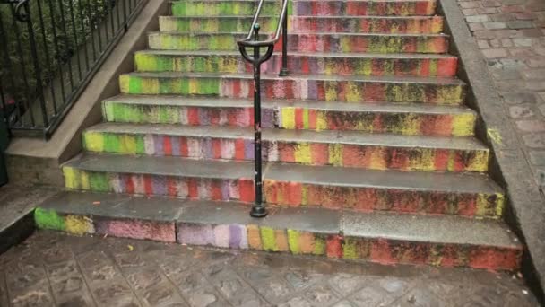 Kleurrijke trappen beklimmen, kleuren Rainbow. Creatief decor om toeristen aan te trekken — Stockvideo