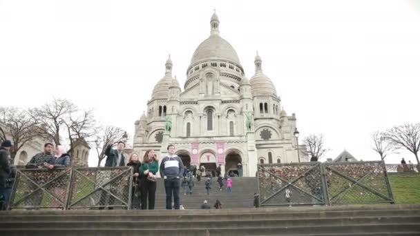 Basilikan av det heliga hjärtat Paris, Frankrike är en romersk-katolsk kyrka. — Stockvideo