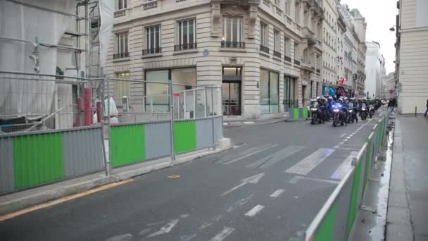 Groep politieagenten in helmen en uniformen aangekomen op motorfietsen. — Stockvideo