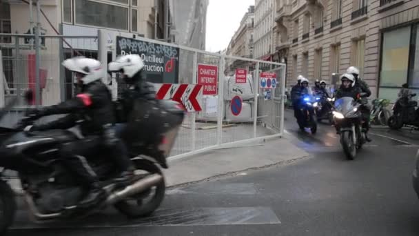 Gruppo di agenti di polizia in caschi e uniformi sulle corse motociclistiche su strada . — Video Stock