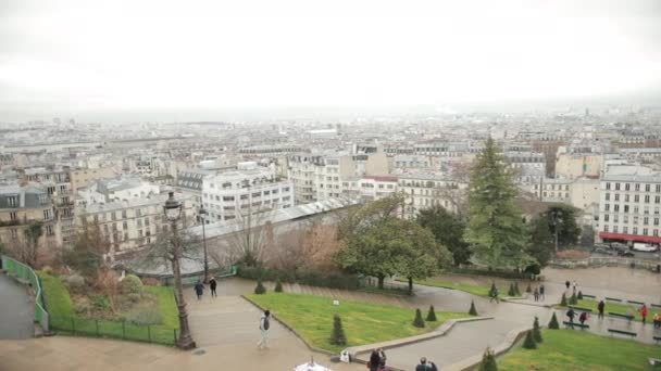 Afstandelijk uitzicht Panorama Parijs Frankrijk vanaf de beroemde top van de Butte Montmartre. — Stockvideo