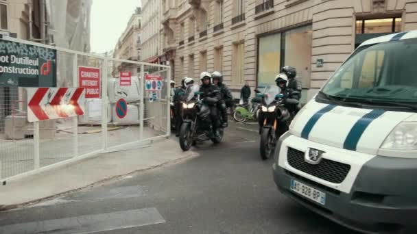 Groep politieagenten in helmen en uniformen op motorfietsen rijdt op de weg. — Stockvideo