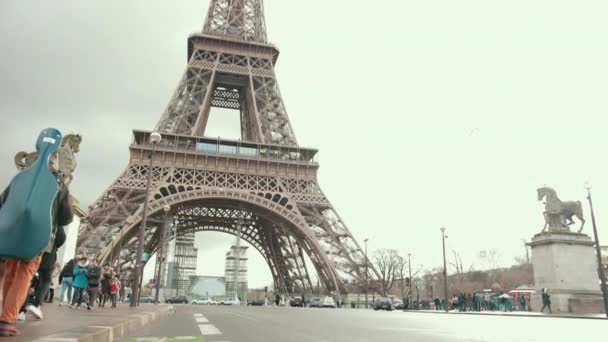 Französischer Eiffelturm in Paris. Europäisches romantisches Symbol der Liebe. Fahrbahn — Stockvideo