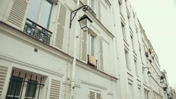 Arquitectura francesa típica, Casa Blanca con una lámpara de calle montada en la pared — Vídeos de Stock