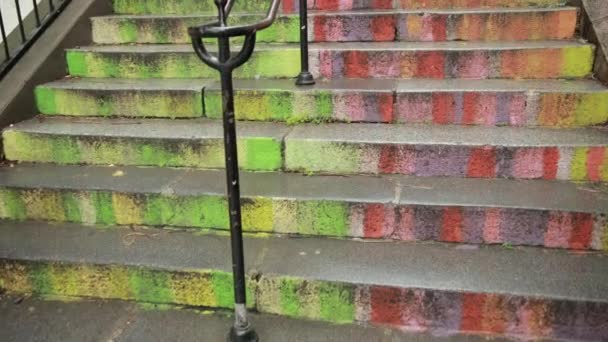 Klettern Bunte Treppen, Farben Regenbogen. Kreatives Dekor soll Touristen anlocken — Stockvideo