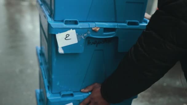 Hands Of An African-American Male Push Blue Boxes With Goods. Entrega de alimentos — Vídeo de stock