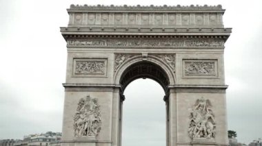 Paris 'teki ünlü Fransız Tarihi Anıtı Zafer Takı.