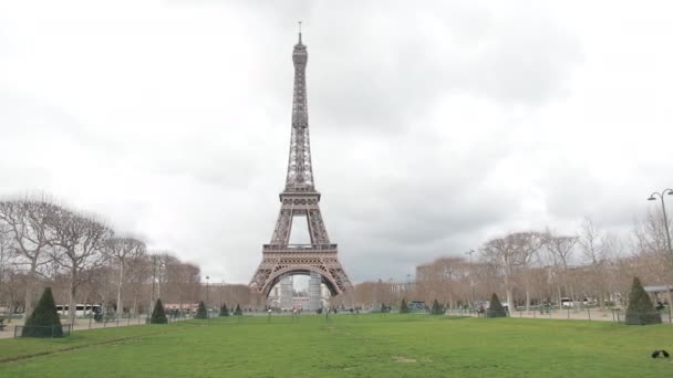 A híres francia fém Eiffel-torony Párizsban. A szerelem európai romantikus szimbóluma. — Stock videók