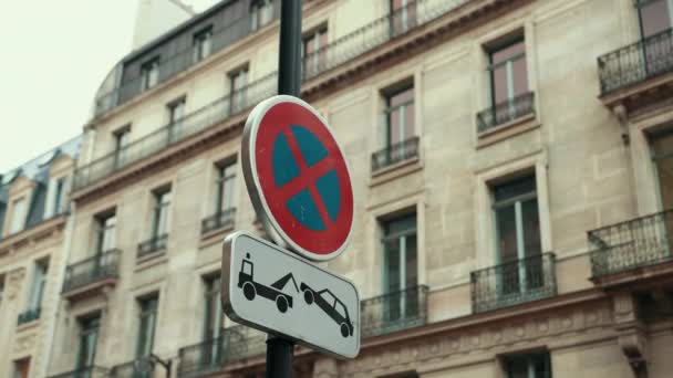 Señal de tráfico. Está prohibido parar y estacionar. La grúa está funcionando — Vídeos de Stock