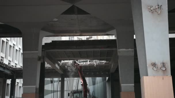 Destruindo casa de concreto antigo usando braço mecânico Bulldozer canteiro de obras . — Vídeo de Stock