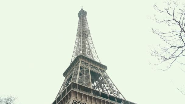 La famosa Torre Eiffel de metal francés en París. Símbolo romántico europeo del amor . — Vídeos de Stock