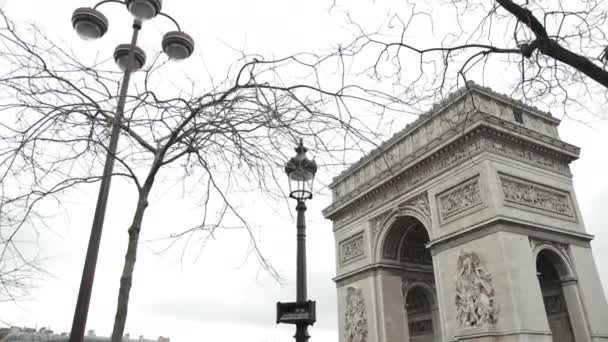Berühmtes französisches historisches Denkmal Arc De Triomphe in Paris Frankreich. — Stockvideo