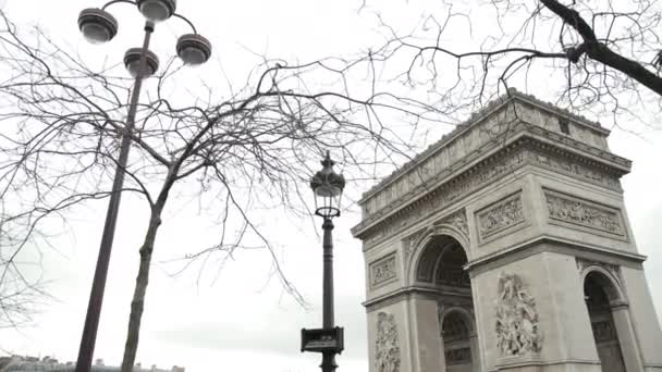 Paris 'teki ünlü Fransız Tarihi Anıtı Zafer Takı. — Stok video