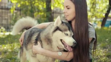 Kahverengi Gözlü Çekici Genç Kadın, Esmer Köpek Sibirya 'yı Sardı.