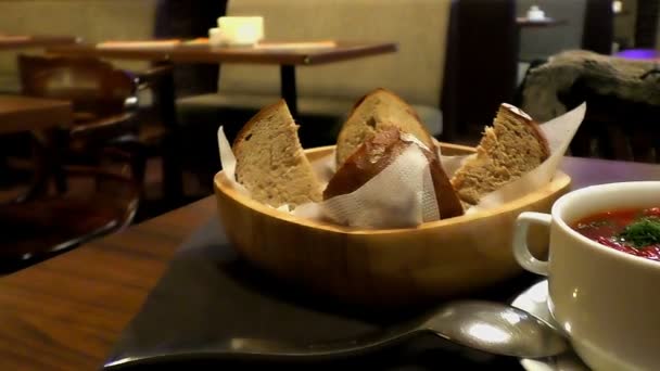 Borsch op tafel close-up met gebakken brood — Stockvideo