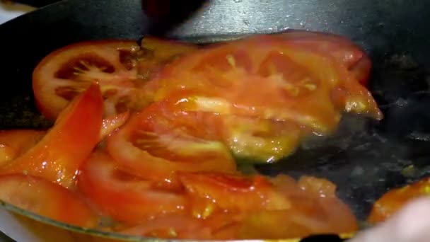 Cozinhar de verduras. Mistura de fatias de tomate — Vídeo de Stock