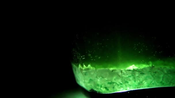 Yeşil sıvılı cam. — Stok video