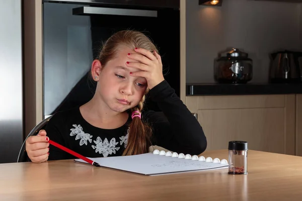 Chica haciendo la tarea pensando — Foto de Stock