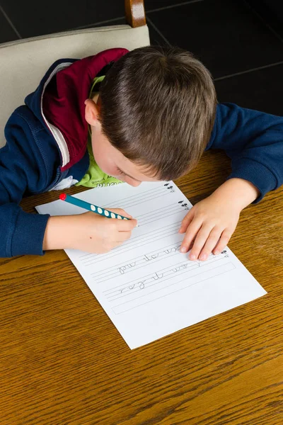 Mladý chlapec dělat domácí úkoly — Stock fotografie