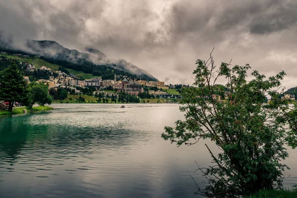 Górskie jezioro pod ciężkie chmury — Zdjęcie stockowe
